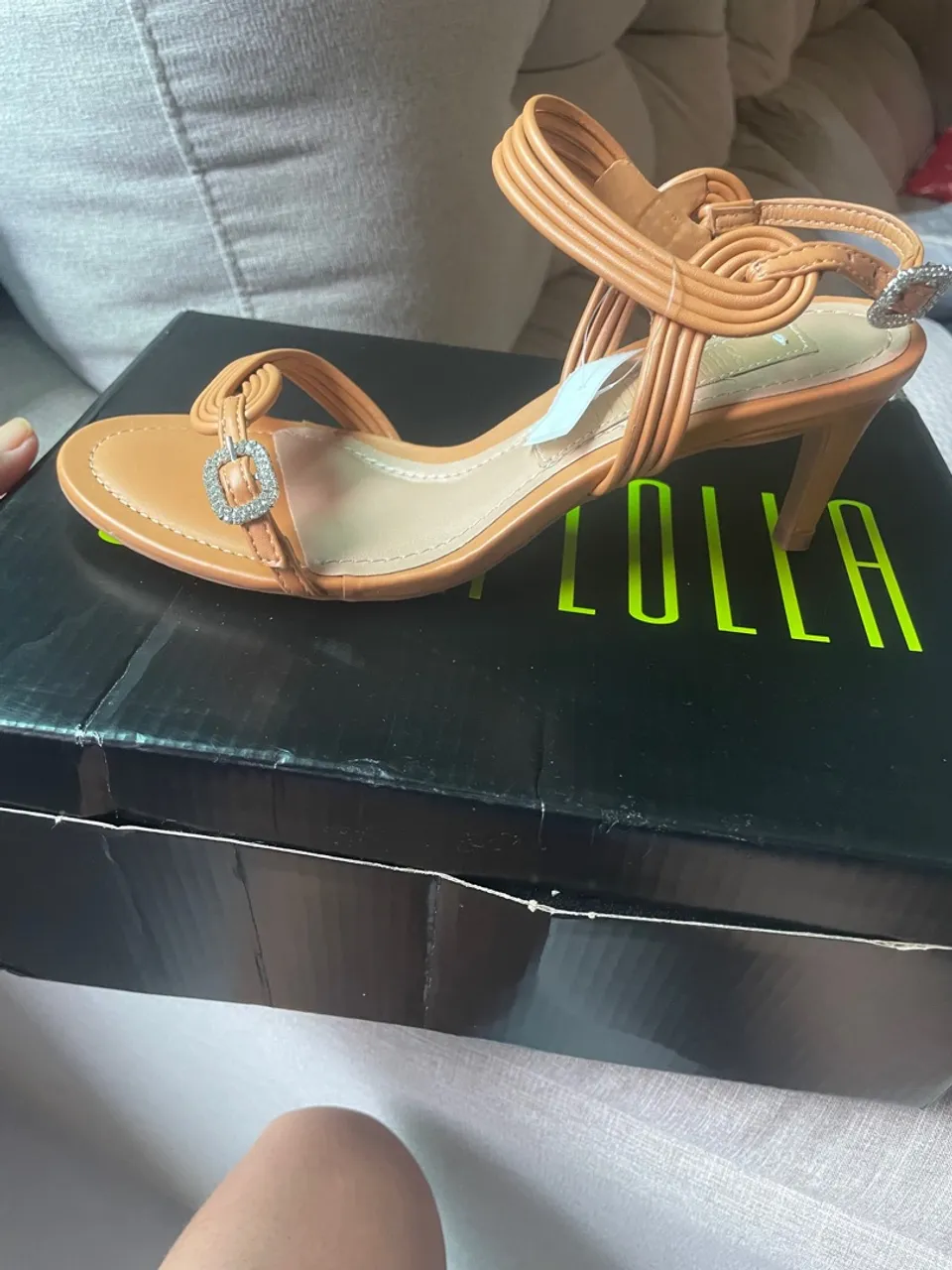 Sandália Salto Fino Bege Detalhe Strass