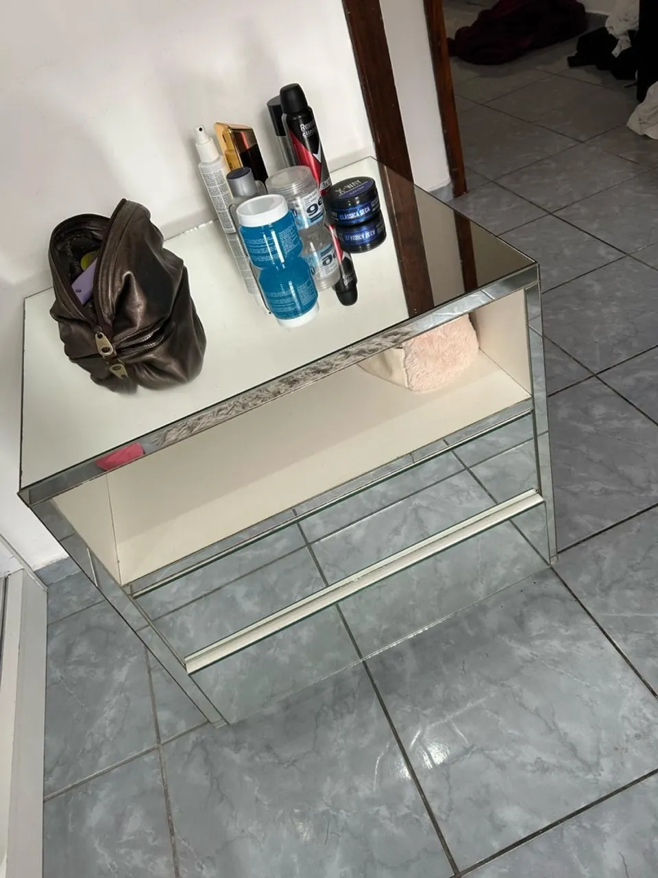 Criado mudo espelhado com gavetas