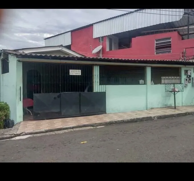 Venda de uma casa principal e mais dois apartamentos no bairro São Jorge R$ 250.000
