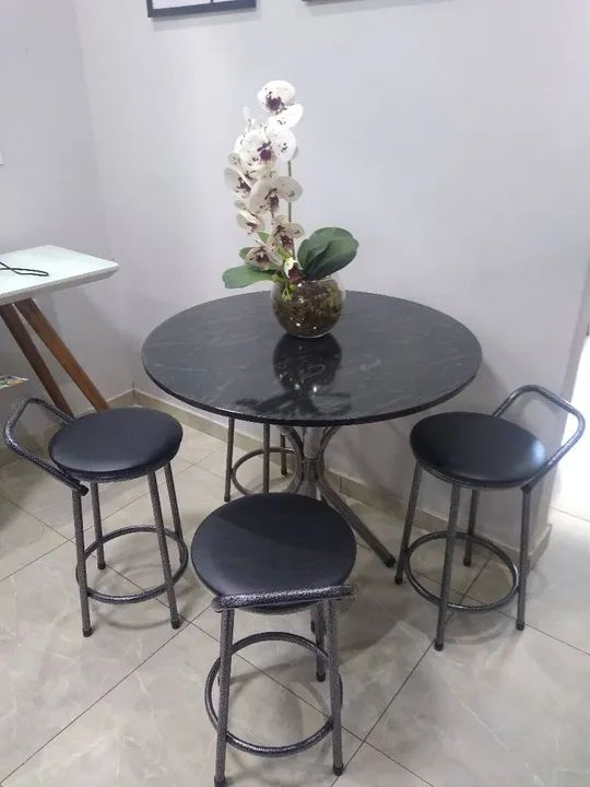 Mesa com banquetas novas 