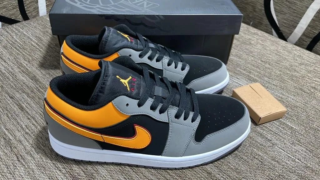 Air jordan low vivid orange