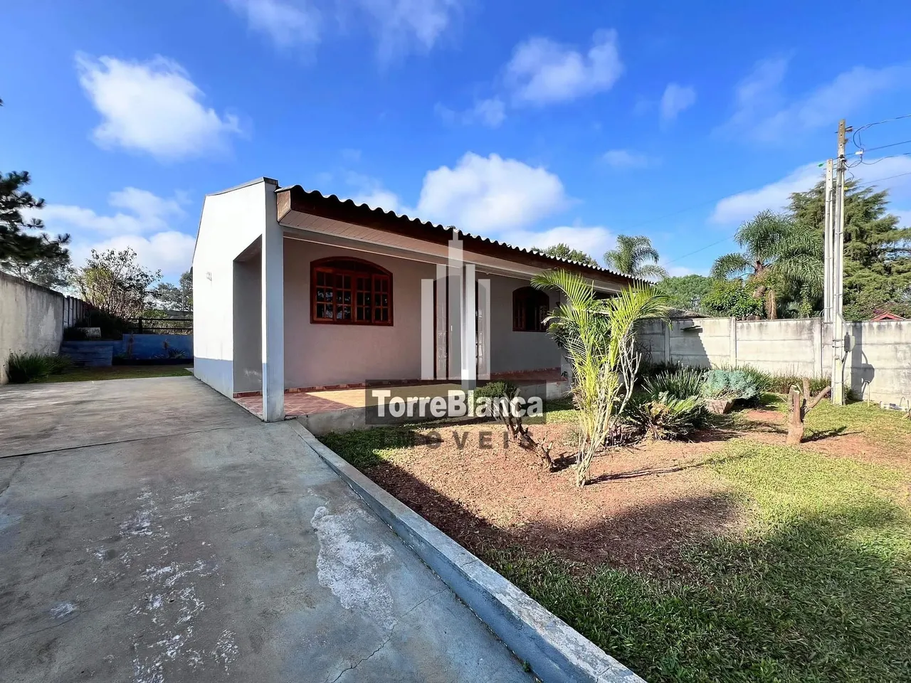 Casa para locação, 2 quartos, 4 vagas, Quintal amplo, 700 m² total, Próximo ao Bosque das