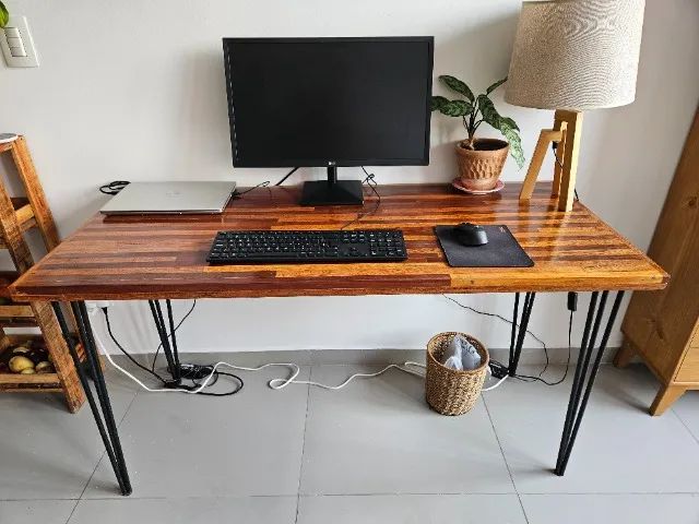 Mesa escrivaninha 135 x 60 de madeira de lei e ferro - Foto 5