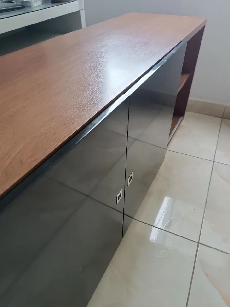 Rack de TV Preto com Tampo em Madeira