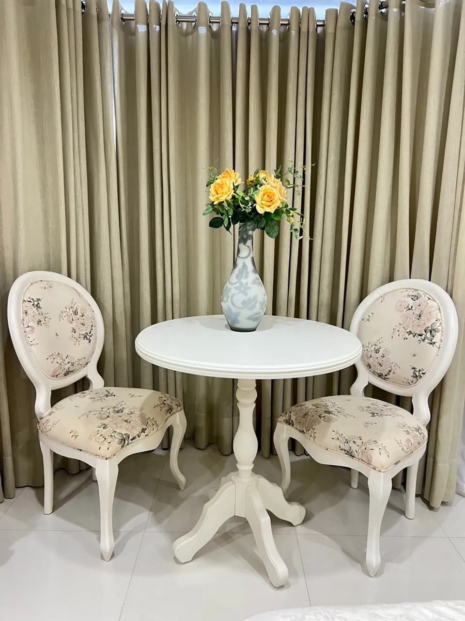 Conjunto de Mesa Redonda com Cadeiras Estilo Provençal