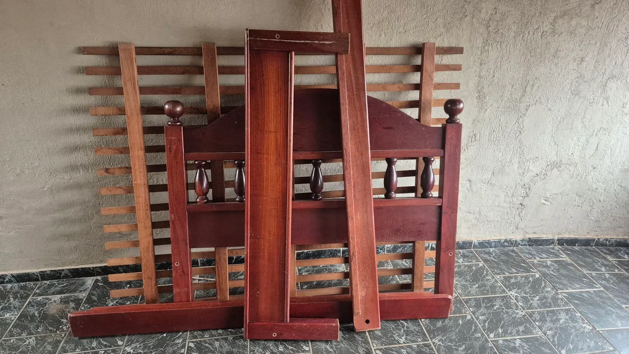 Cama de madeira pura