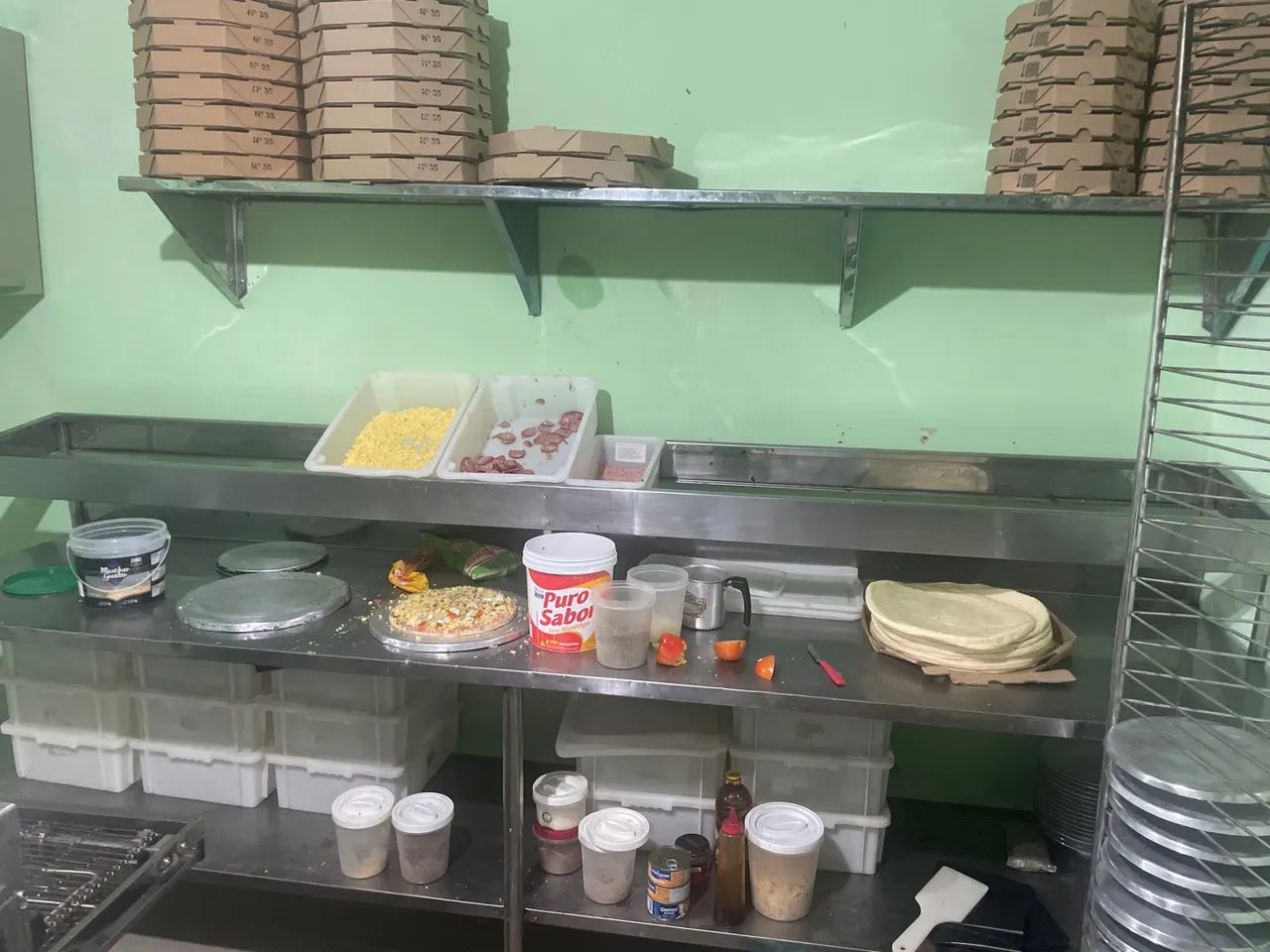 Mesa em aço inox para montagem de pizza, calzones, pastéis, etc .