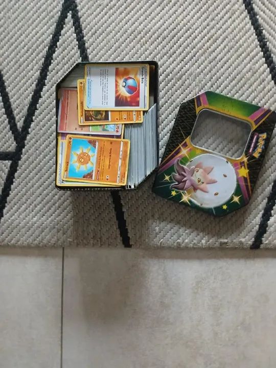 1600 carta pokemon variadas - acompanha caixa - Foto 5