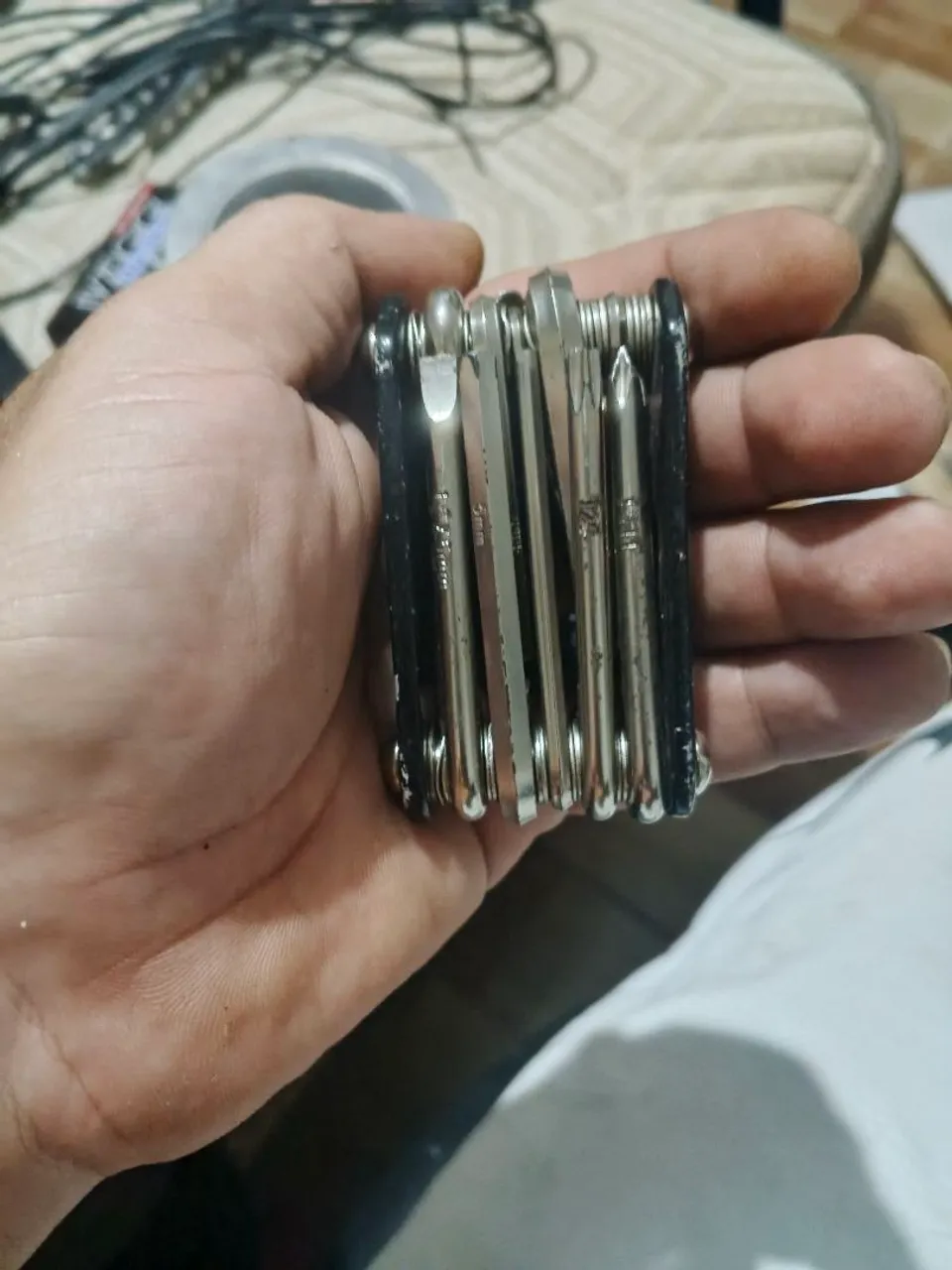 Ferramenta multiuso para bicicleta