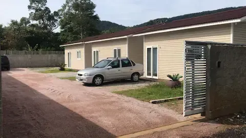 ? Aluguel - Casa Pequena e Aconchegante em Condomínio Familiar