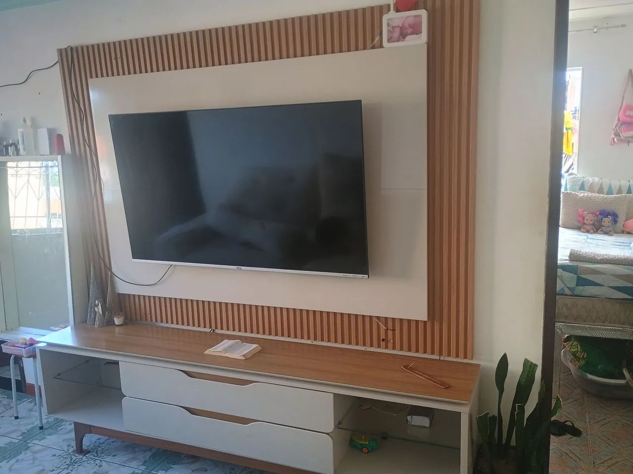 Rack com painel ripado comprado na embaixador móveis 