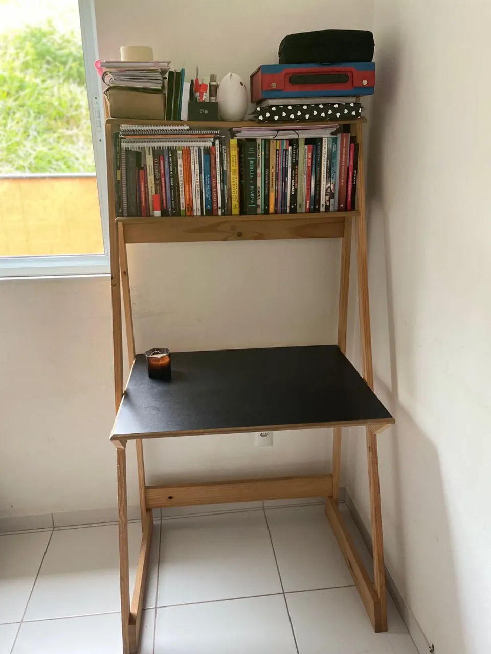 Mesa de Escritório com Estante