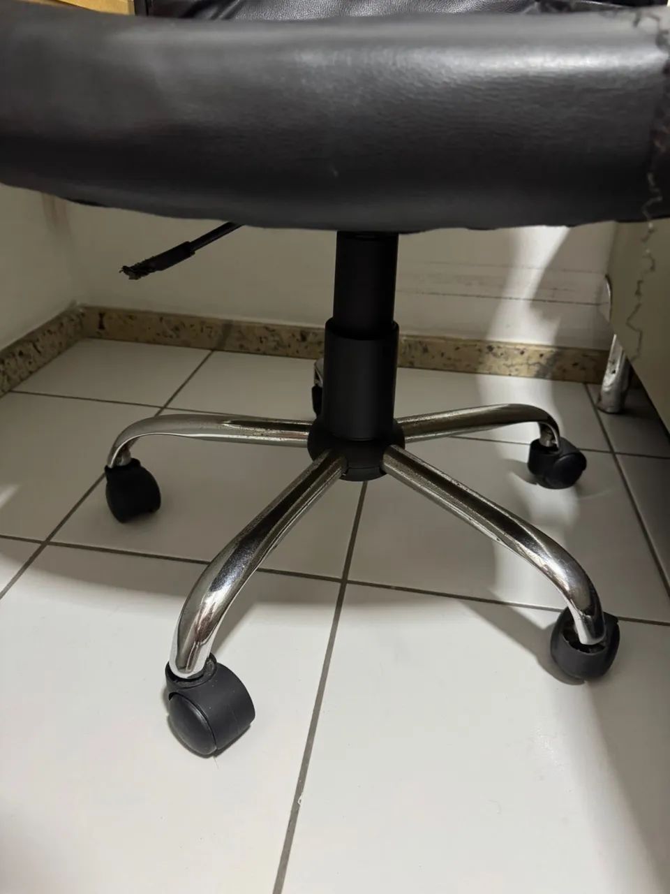 Cadeira de Escritório Giratória - Precisa de Pequenos Reparos - Foto 2
