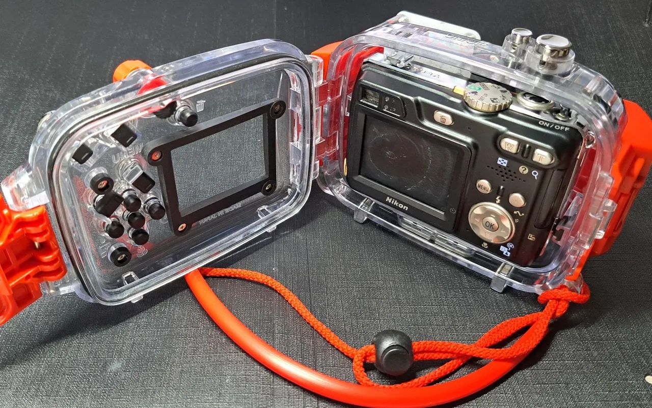 Câmera digital Nikon com caixa estanque para mergulho
