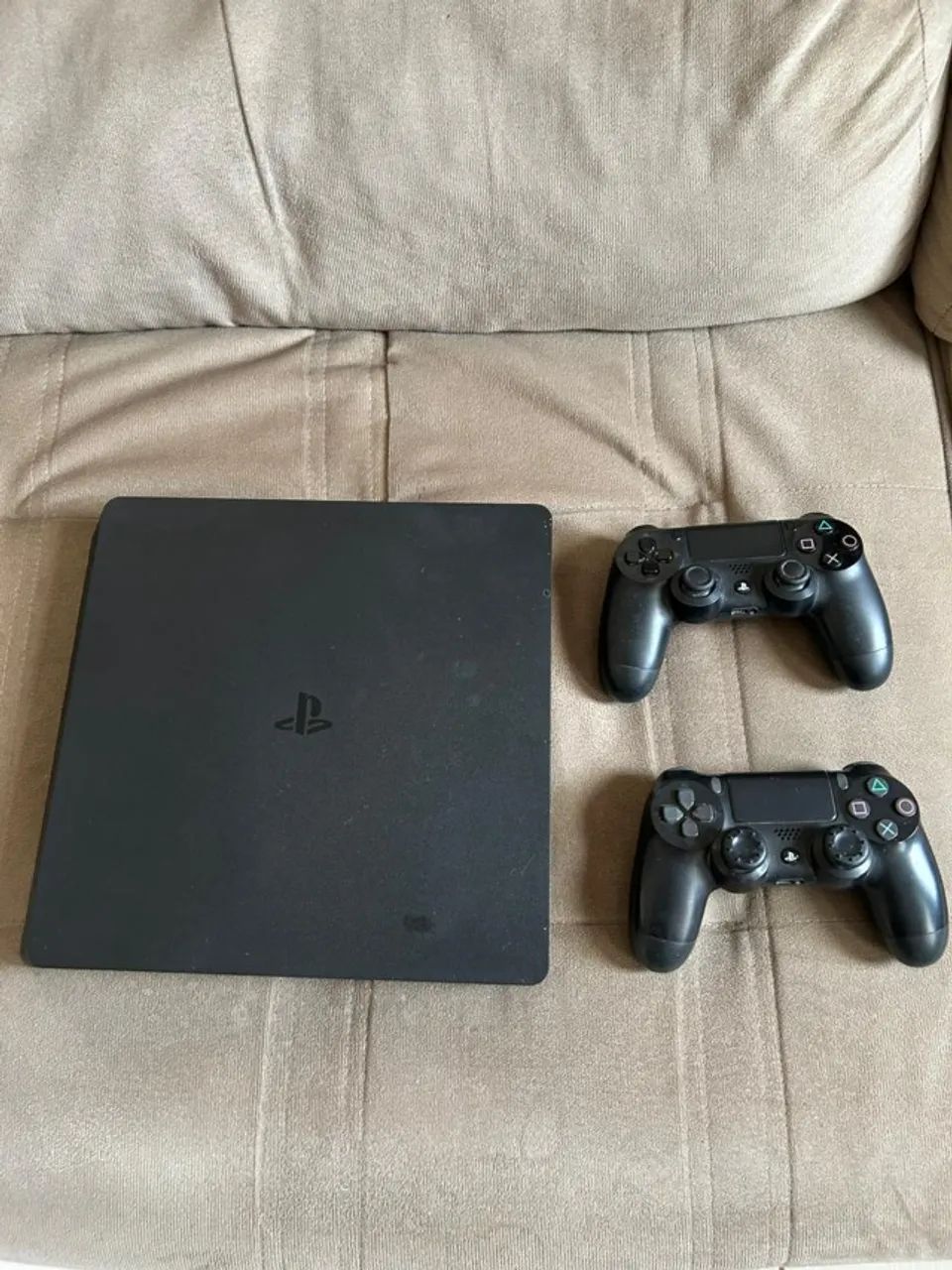 PS4 com 2 controles