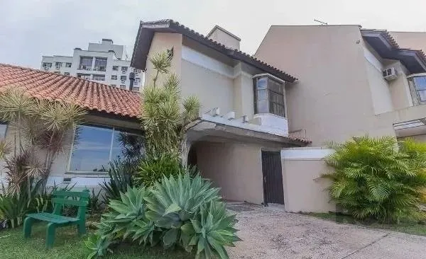 Libertas Imobiliária aluga!Ótimo sobrado no Condomínio Villa Brindisi, de 3 pavimentos, de