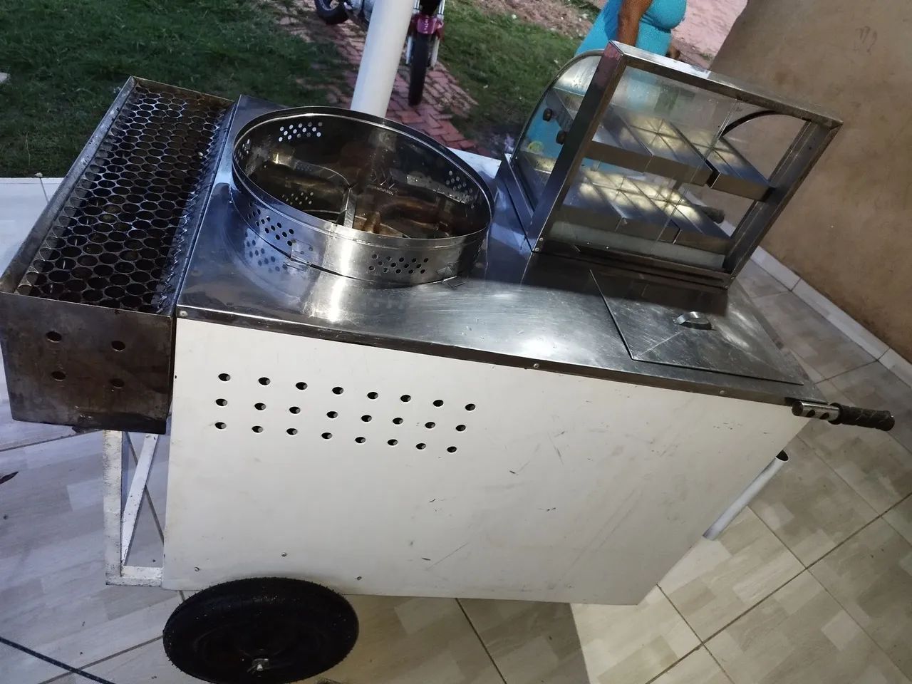 Carrinho de churrasquinho e salgado