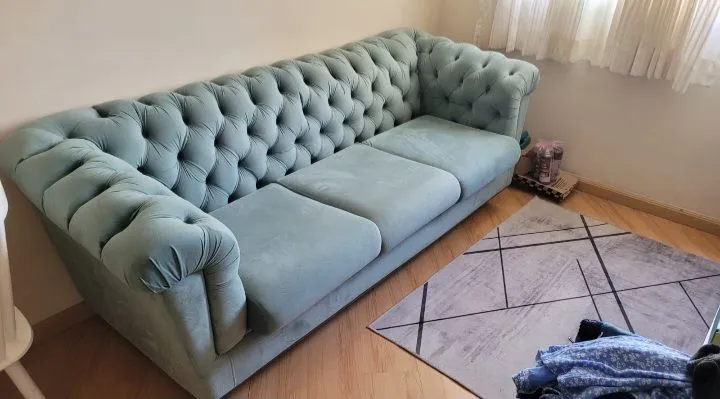 Sofá Chesterfield super conservado.