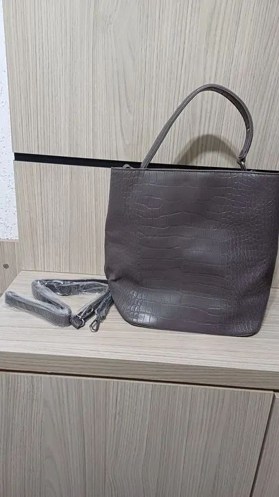 Bolsa de mão e ombro couro sintetico