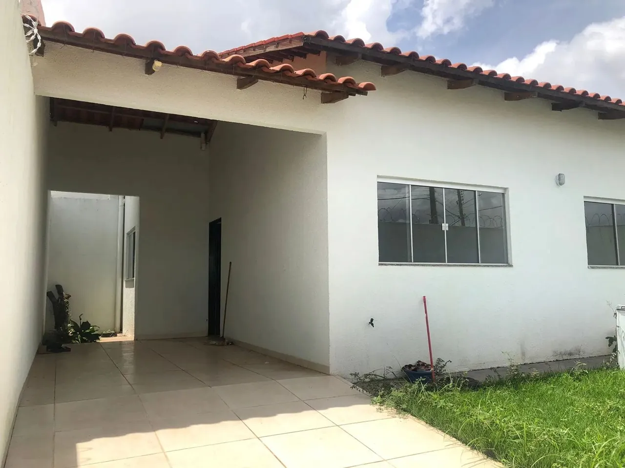 Alugo casa com 2 quartos sendo 1 suíte, sala, cozinha, quintal , área de serviço e garagem
