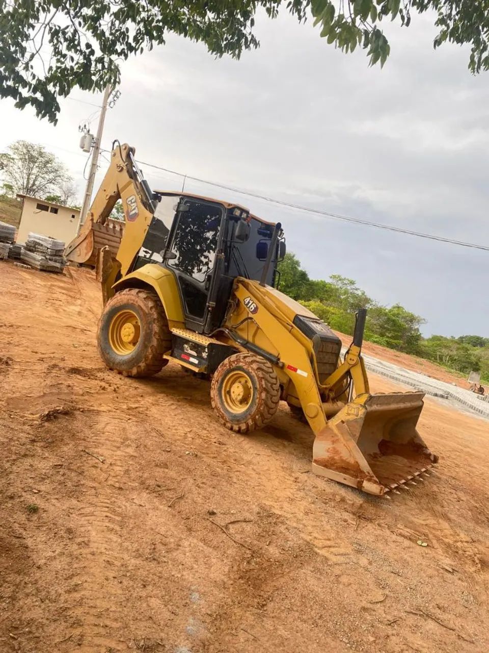 Retroescavadeira Caterpillar 416 2022