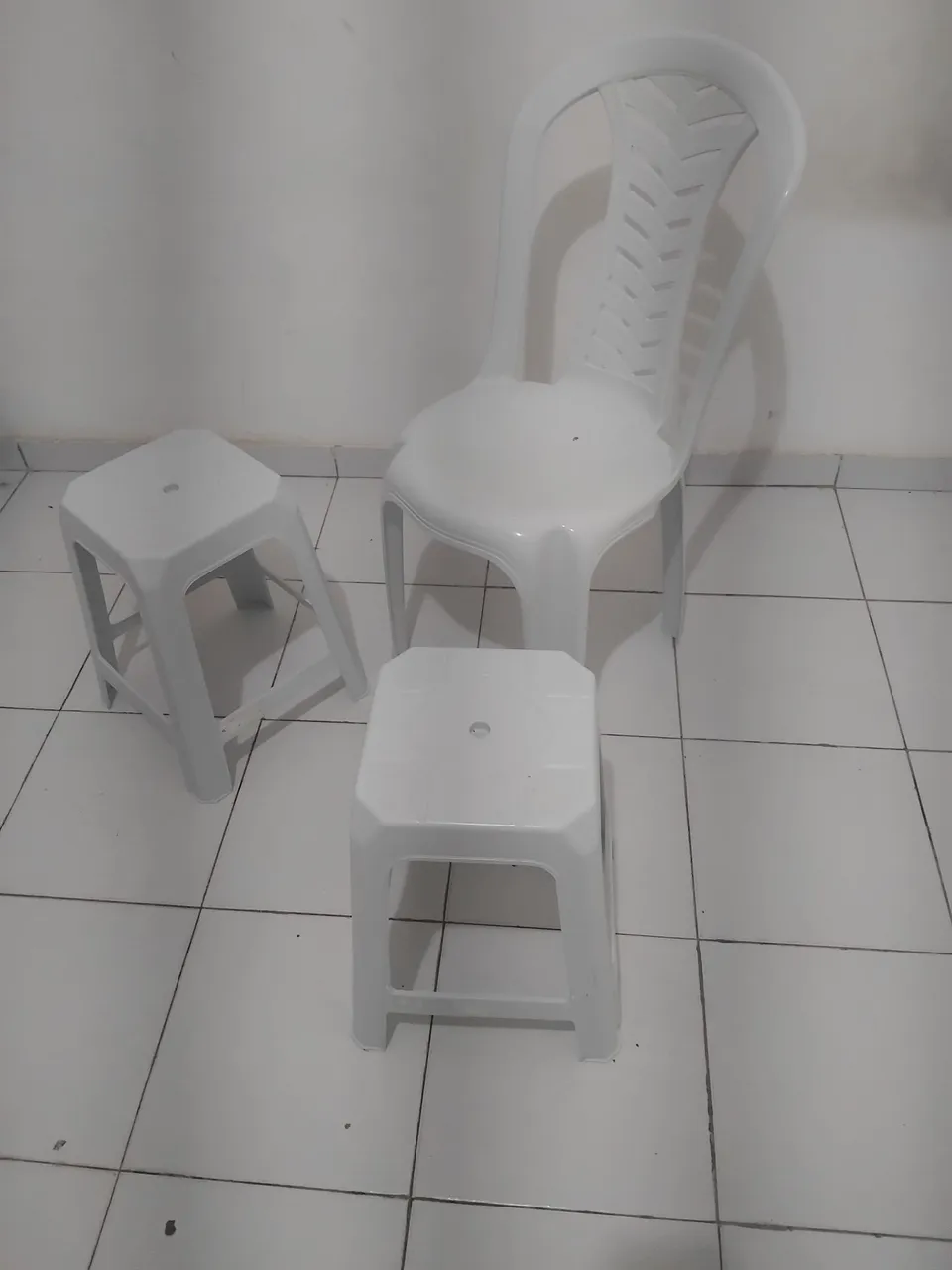 Conjunto de 1 Cadeira e 2 Banquetas de Plástico