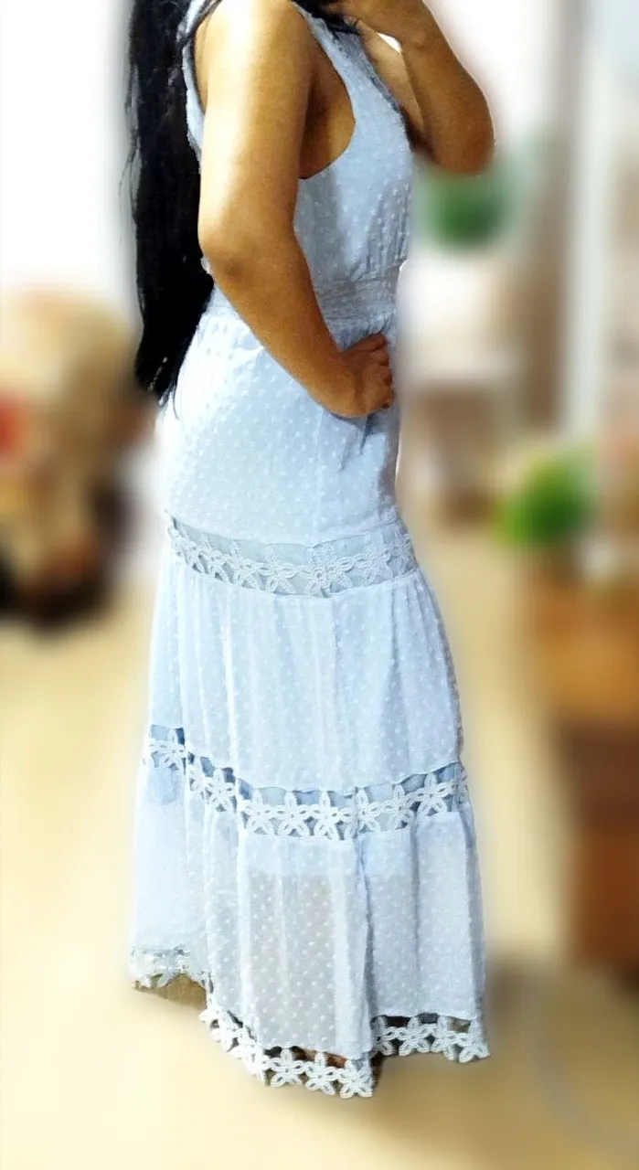 Vestido longo azul bebê com detalhes em renda