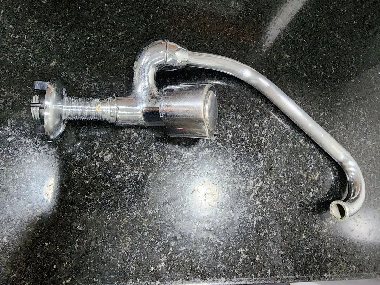 Torneira de Aço bica alta para cozinha ou pia de varanda - Foto 4