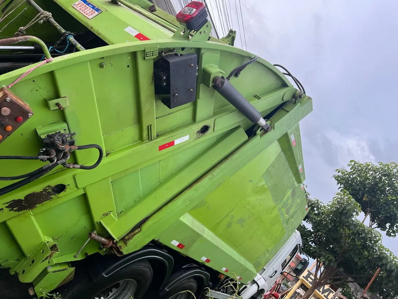 Vendo compactador de lixo (USIMECA) SOMENTE O IMPLEMENTO