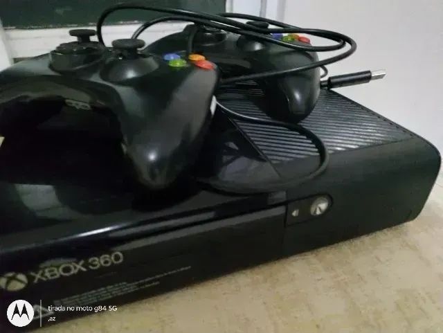 Xbox Super slim desbloqueado com dois controles.