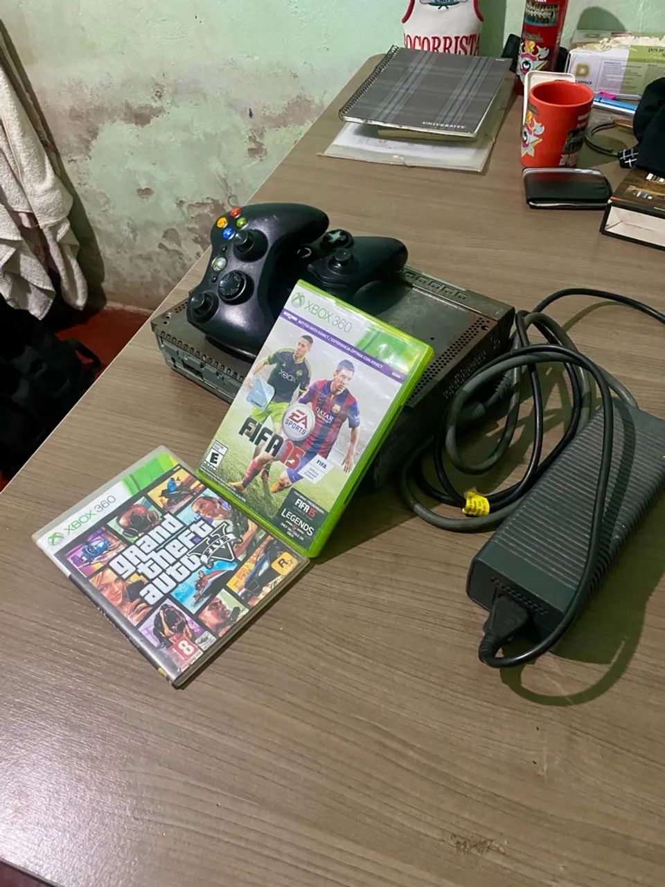 Xbox 360 com 2 jogos e 2 controles