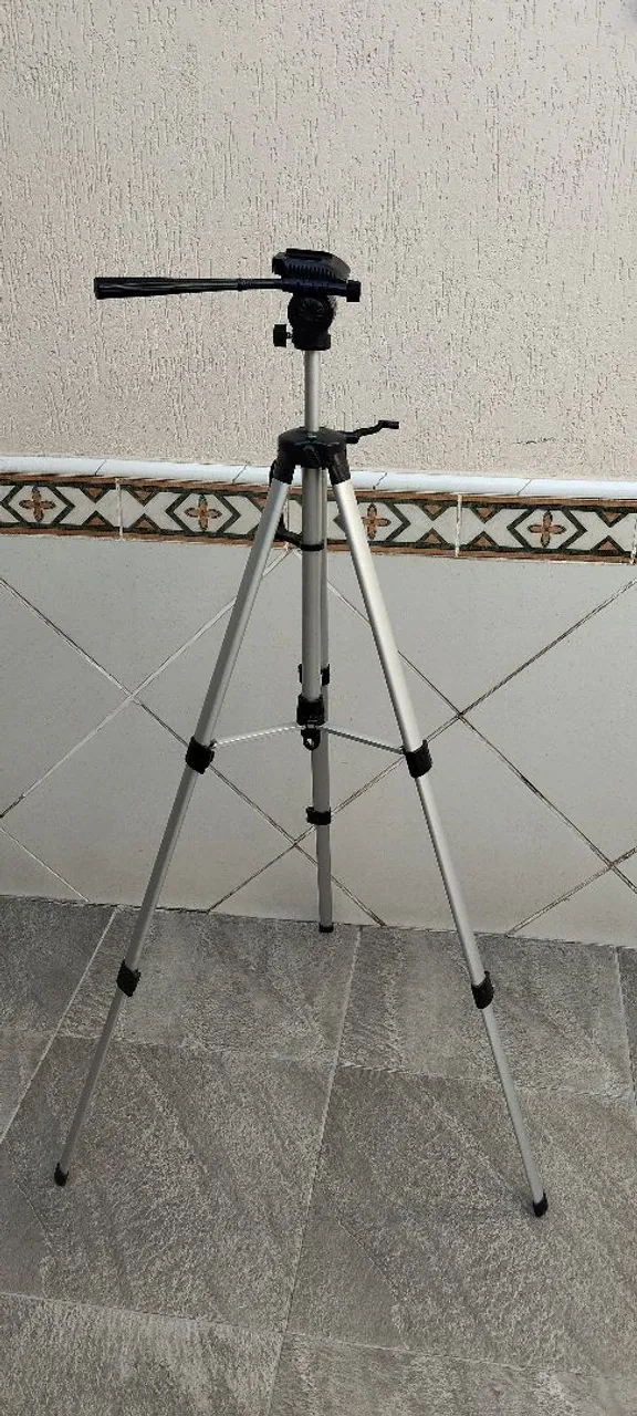 Tripé para Câmera Fotográfica e Filmadoras - Ajustável