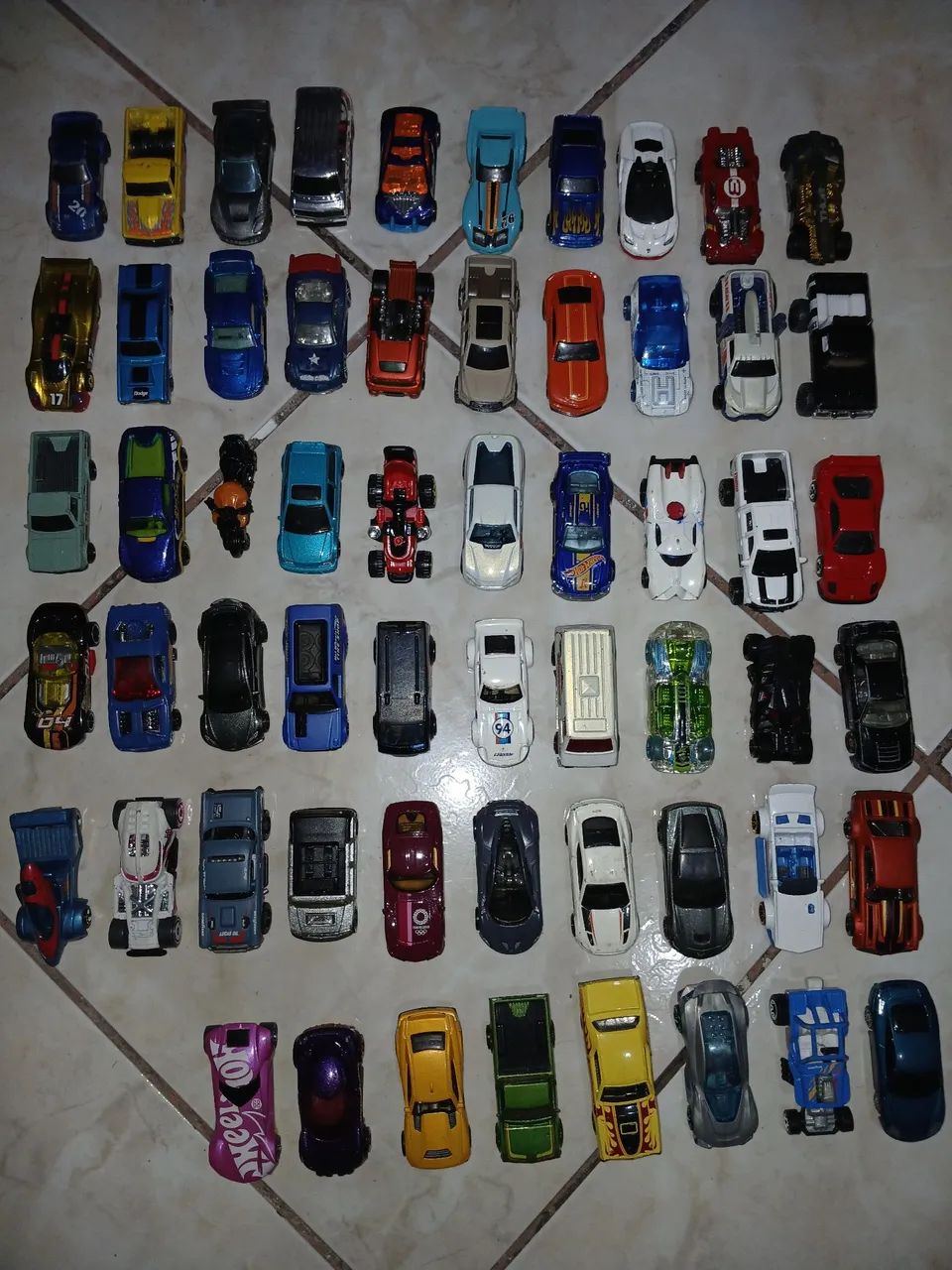64 carrinhos Hotwheels entre raros e Normais