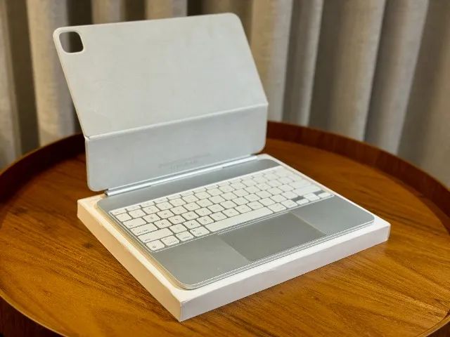 Magic Keyboard para iPad Pro 13 Polegadas M4 - SEMINOVO - Foto 3
