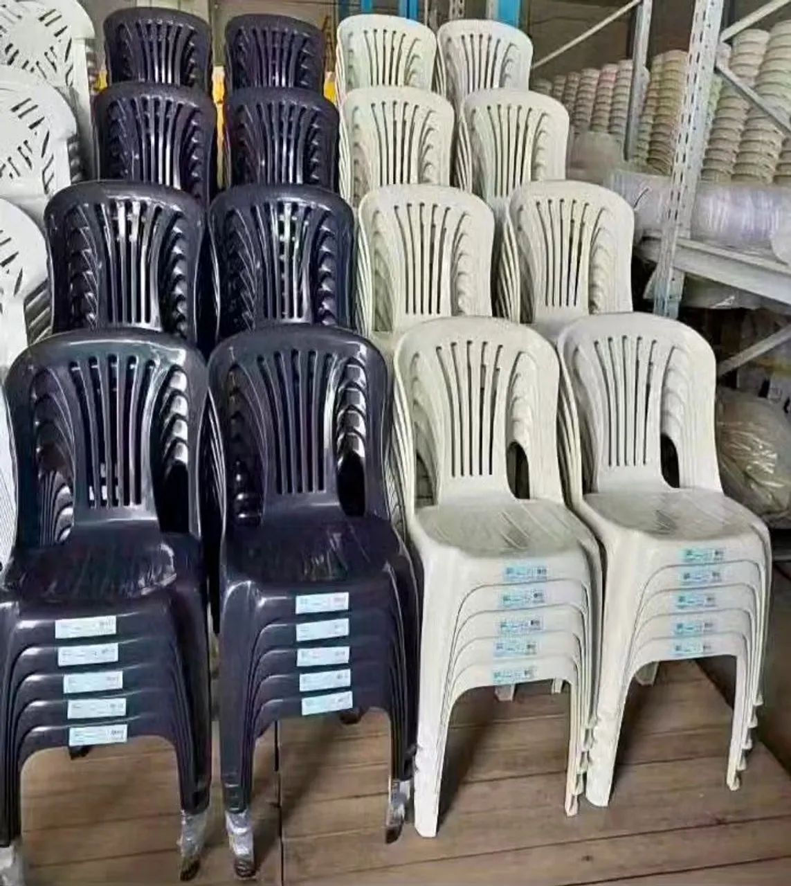 Cadeiras plásticas nas cores branca e preta - Cada: