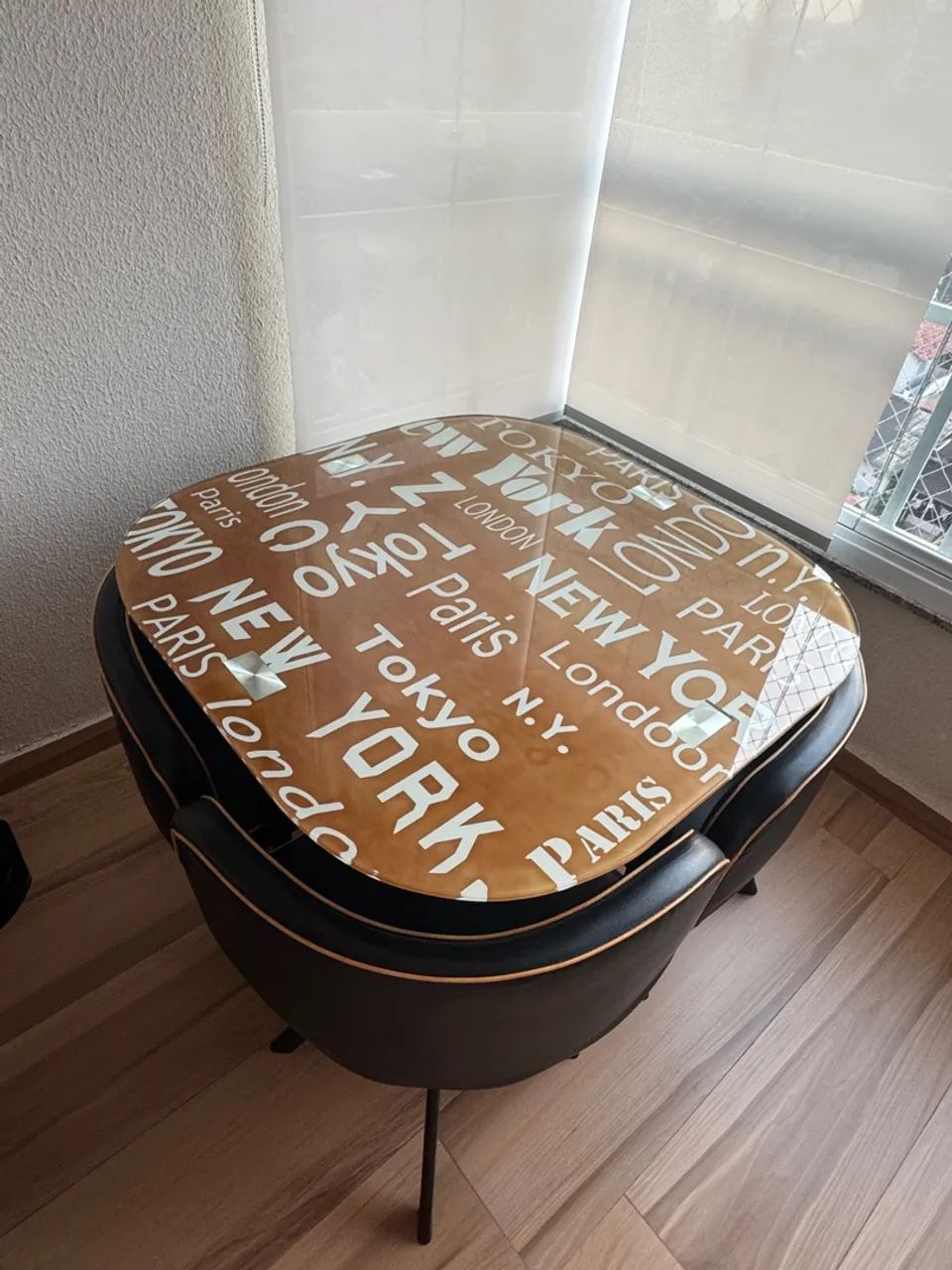 Mesa com 4 cadeiras de couro 