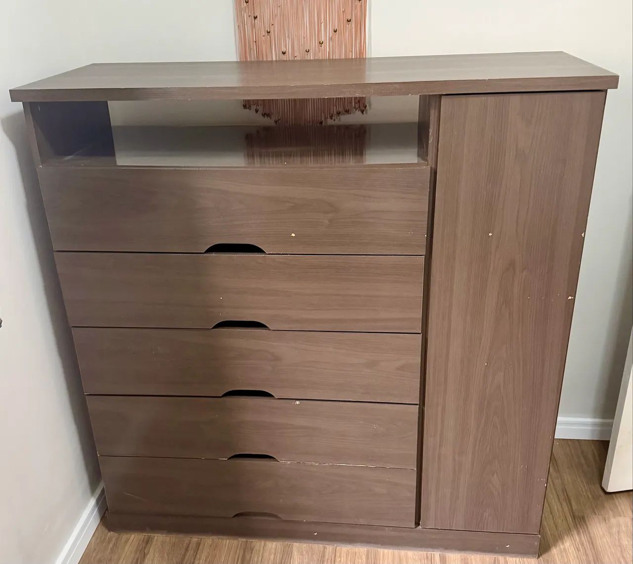 Cômoda com 1 porta e 5 gavetas