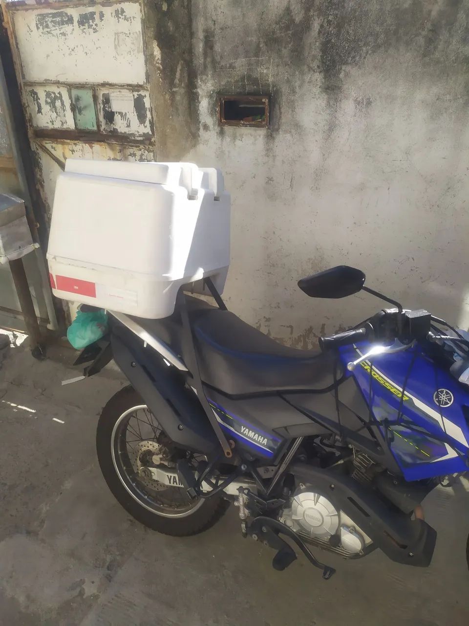 Vendo Baú com ferragem usado na Crosser 