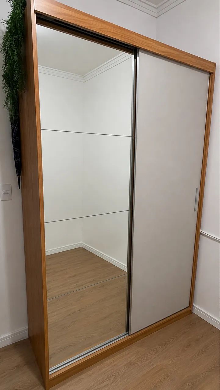 Guarda-Roupa Duas portas de correr com espelho. 