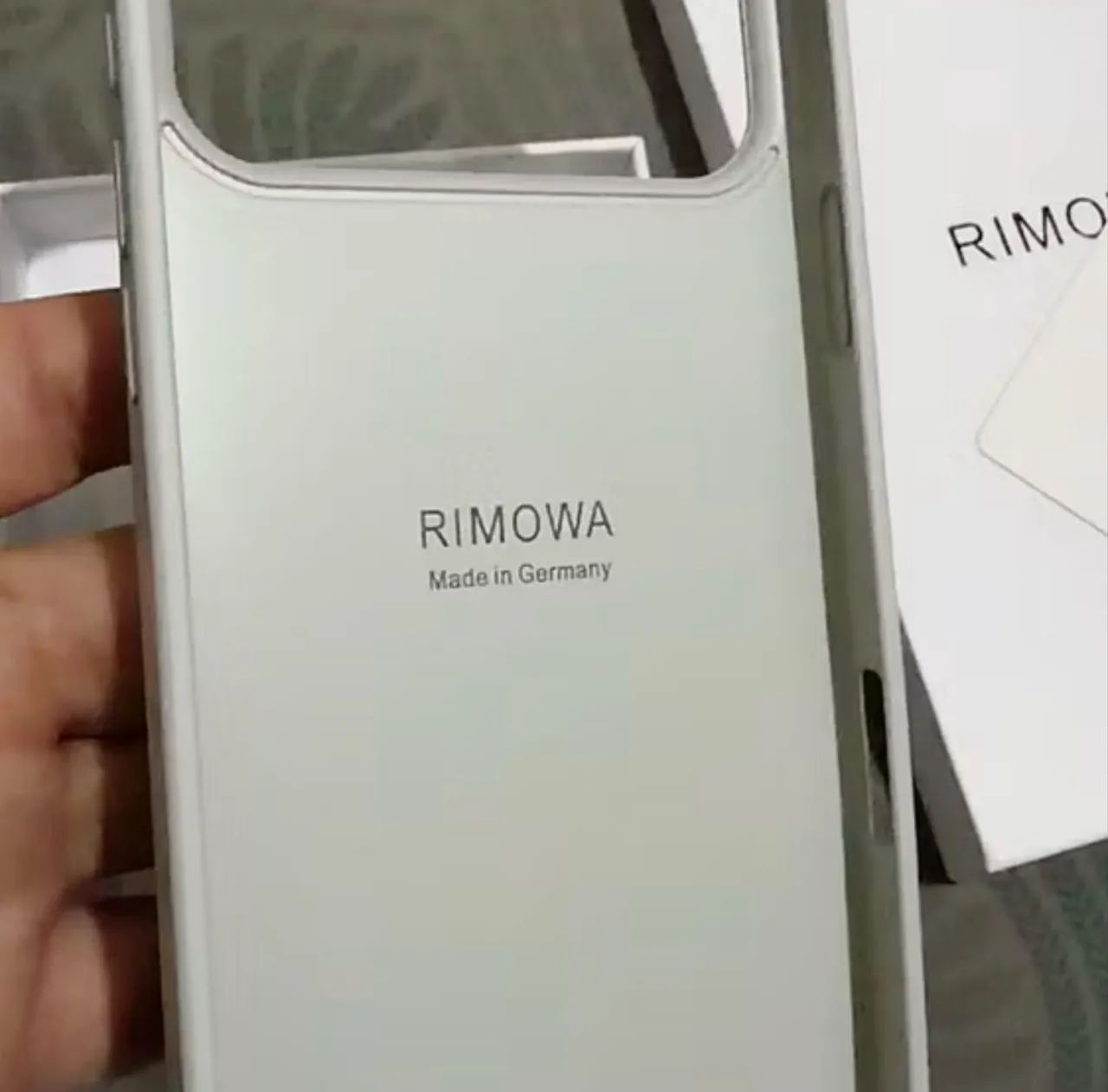 Case Rimowa capinha 17 pro max prata em alumínio e silicone  - Foto 2
