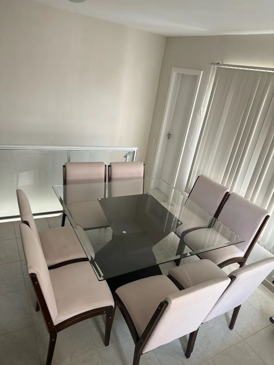Mesa de vidro grande com oito cadeiras