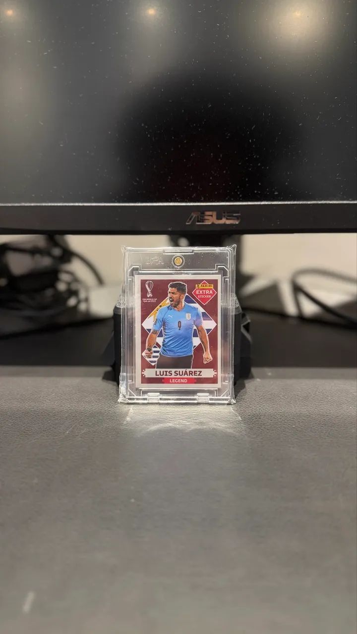 FIGURINHA LEGEND LUIS SUARES BORDO (REGULAR) 2022