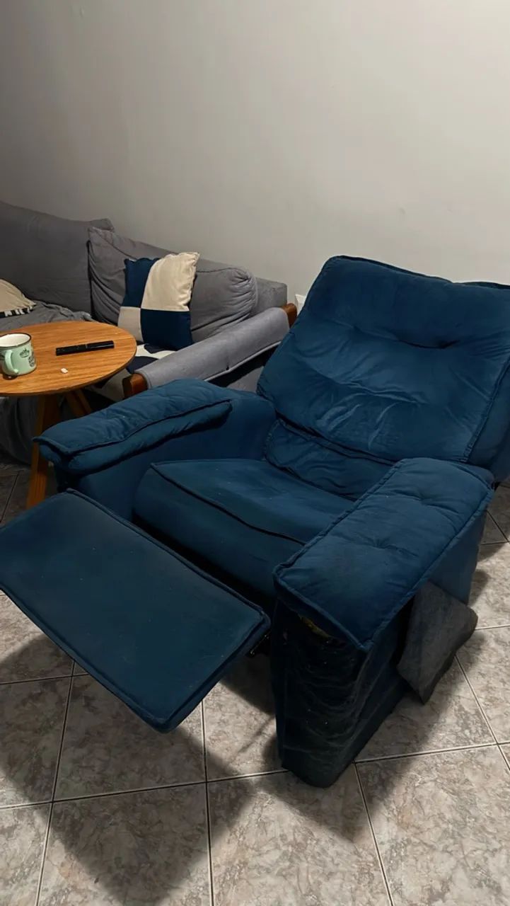 Poltrona azul reclinável 