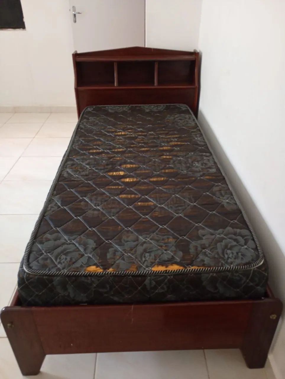 Cama de solteiro em madeira e colchão 