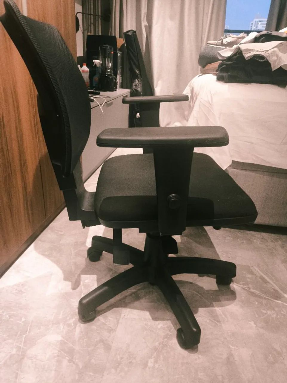 Cadeira Executiva | Escritorio. Cadeira giratória com braços reguláveis. Ótimo estado.