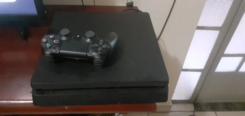 Vendo ps4 com 4 jogos 500gb