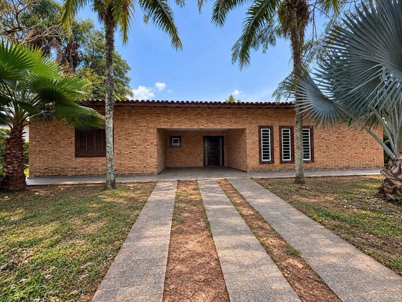 Casa térrea para locação no Centro de Guararema | 3 quartos e 2 suítes