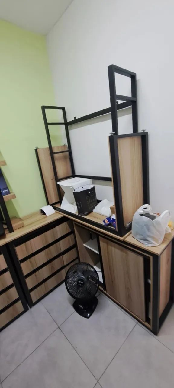 Prateleiras de loja e balcões