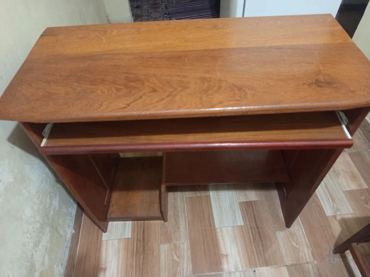 Vendo 1 Rack de madeira maciça para computador, notebook em perfeito estado!!! - Foto 2