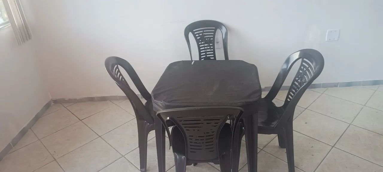 Jogo de mesa com 04 cadeiras - Foto 2